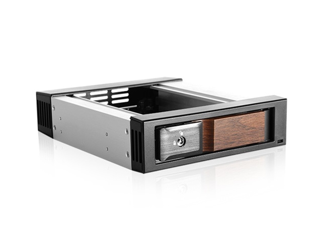iStarUSA BPN-DE110HD-WB — Trayless 5.25" to 3.5" 12Gb/s HDD Hot-swap Rack with Wood Look Bezel