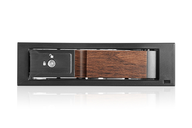 iStarUSA BPN-DE110SS-WB Trayless 5.25" to 3.5" SATA SAS 6 Gbps HDD Hot-swap Rack with Wood Look Bezel — view 2